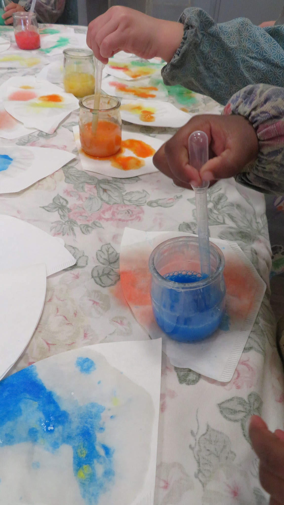 Enfants en activité peinture lors de l'atelier Les Comptines à Manosque