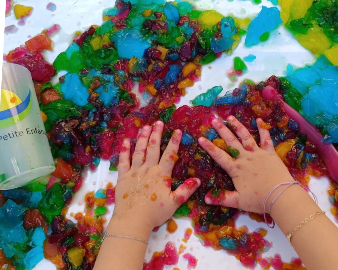 Enfant en activité peinture lors de l'atelier Les Comptines à Manosque