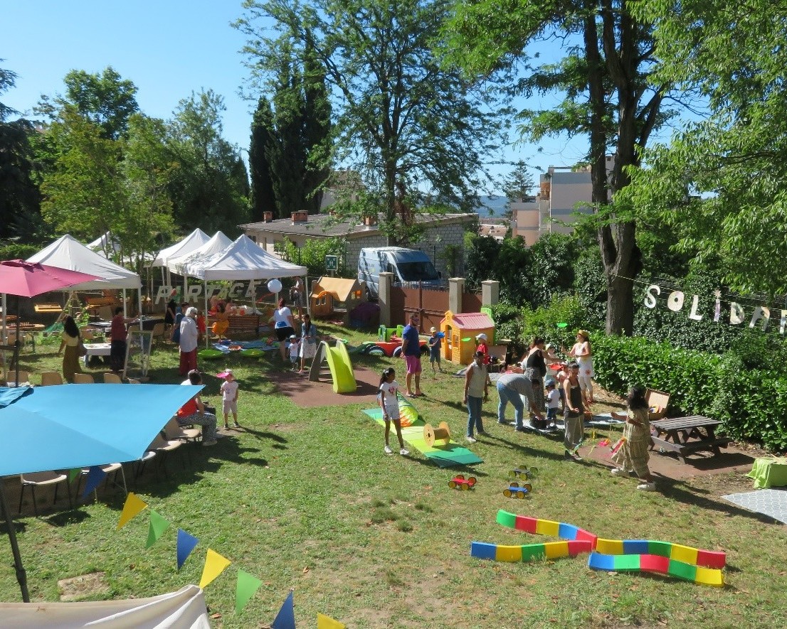 Jeux et exposition dans le jardin du collectif petite enfance à Manosque