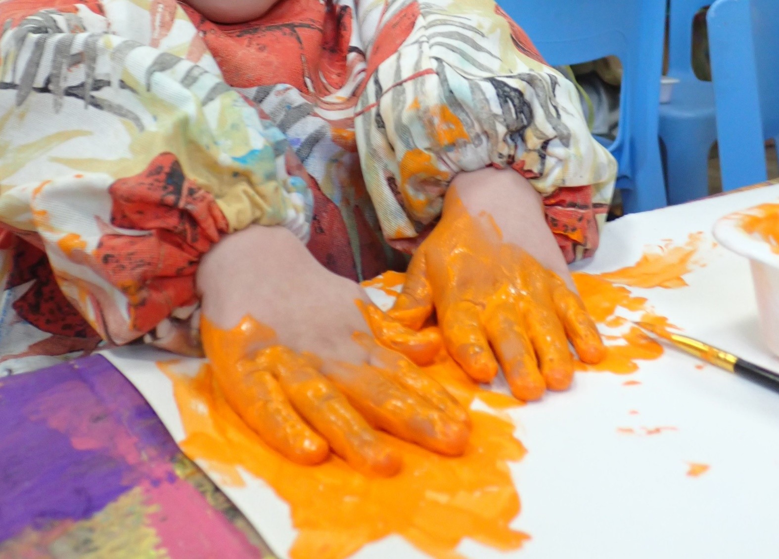 Enfant en activité peinture lors de l'atelier Les Comptines à Manosque