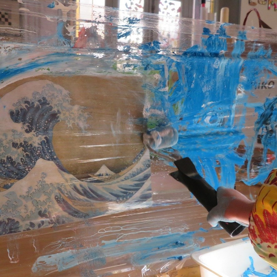 Enfant en activité peinture lors de l'atelier Les Comptines à Manosque