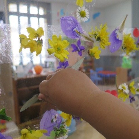 Enfant en activité créatif nature lors de l'atelier Les Comptines à Manosque