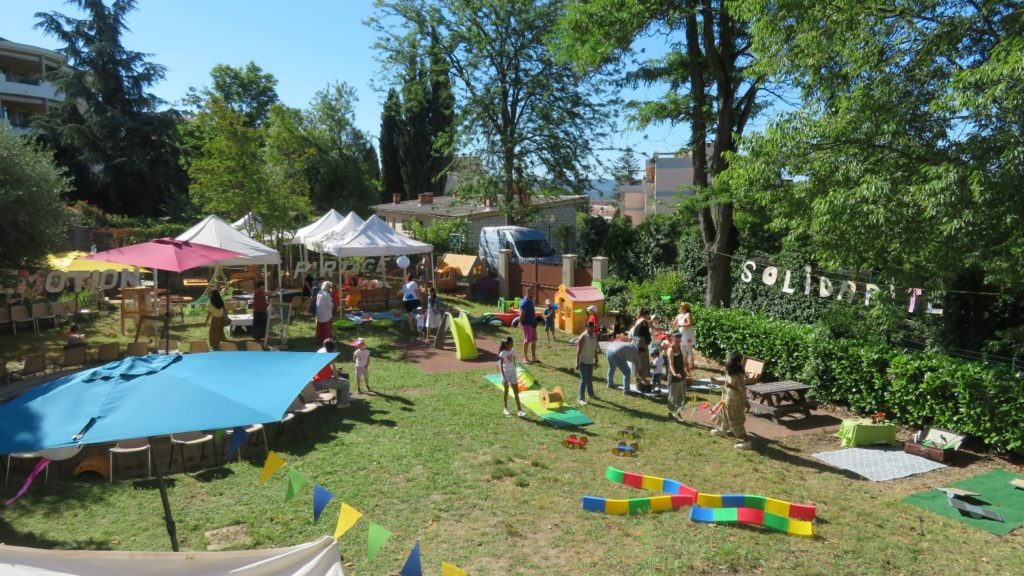 Exposition et jeux dans le jardin de l'association CPE manosque