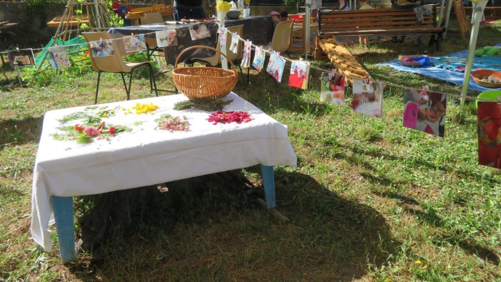 Exposition dans le jardin de l'association CPE manosque