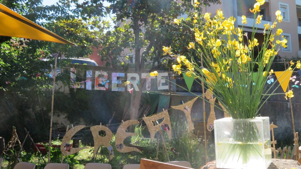 Exposition dans le jardin de l'association CPE manosque